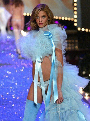 Кадр 9 из фильма Показ мод Victoria's Secret 2003