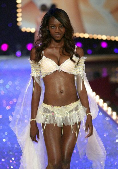 Кадр 2 из фильма Показ мод Victoria's Secret 2003